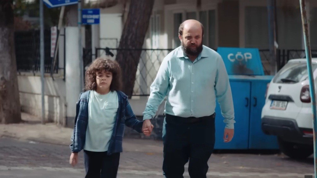 Sahin prowadzi Yusufa za rękę.