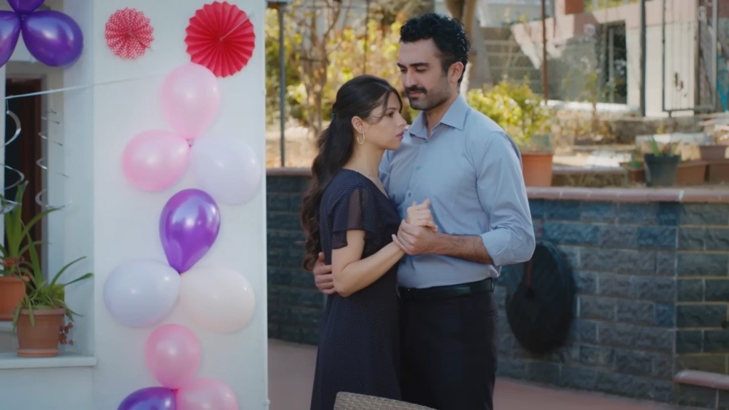 Ferit i Ayse tańczą.