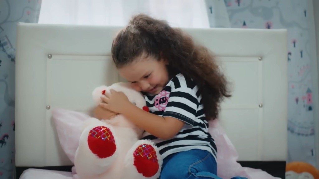 Doga przytula swojego pluszaka.