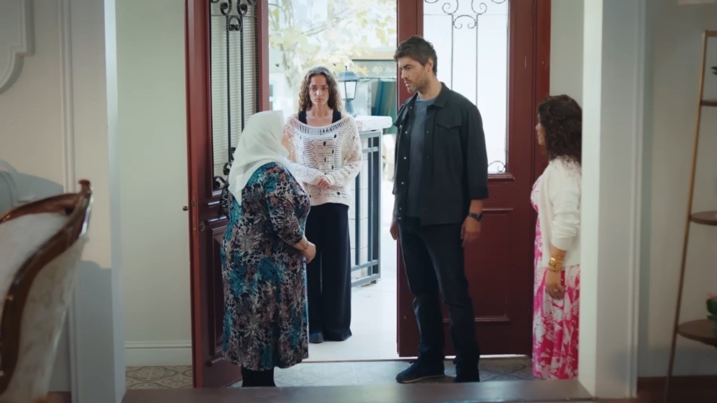 Poyraz i Nana wracają do domu bez Nazli. Cennet i Cansel witają ich w przedpokoju.