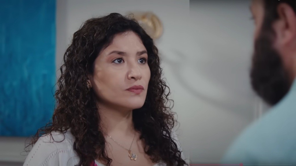 Cansel rozmawia z mężem. Na jej twarzy rysuje się gniewny wyraz.