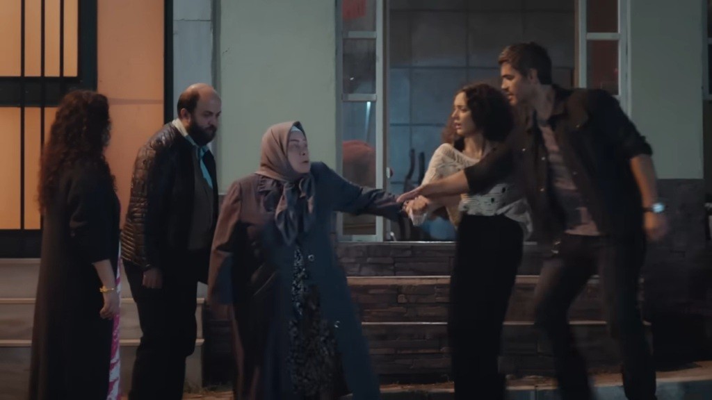 Cennet chwyta Nanę za przegub. Poyraz stara się uspokoić matkę. Obok stoją Sahin i Cansel.