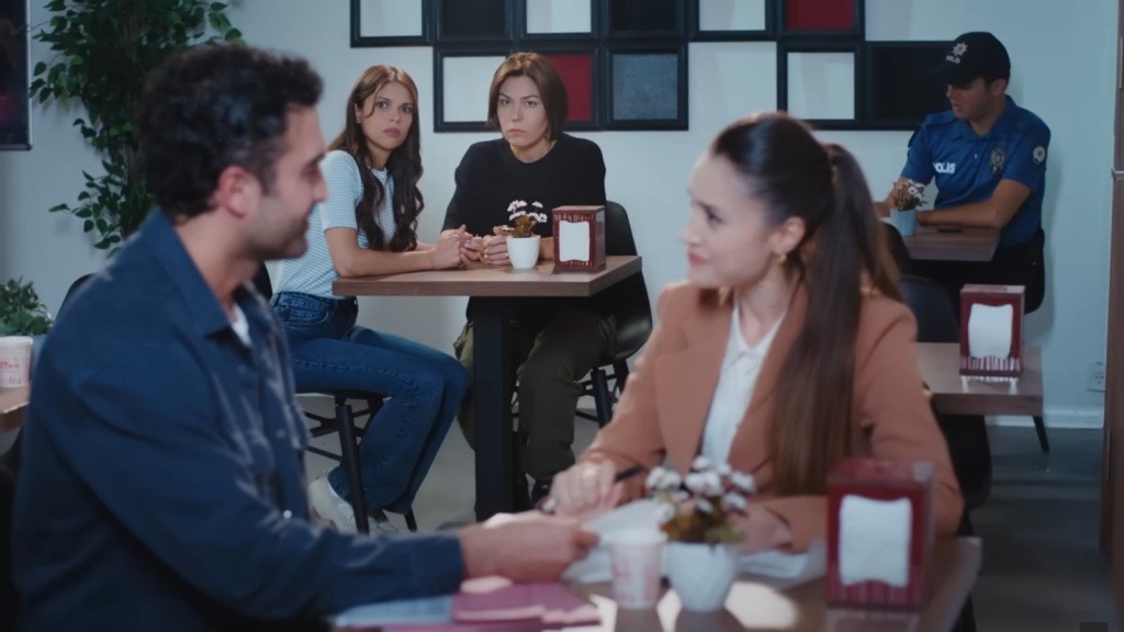 Ayse i Kara z zaintrygowaniem przypatrują się Feritowi i Leyli.