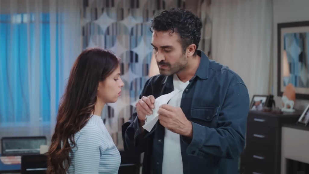 Ferit pokazuje Ayse rysunek ich córki.