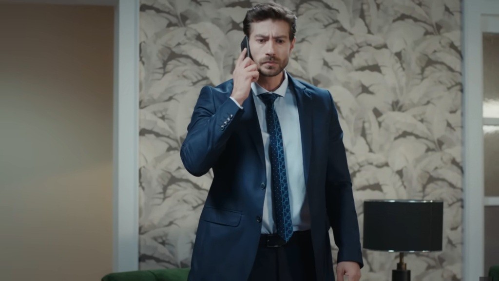 Prokurator Sinan trzyma telefon przy uchu. Na jego twarzy rysuje się napięcie.