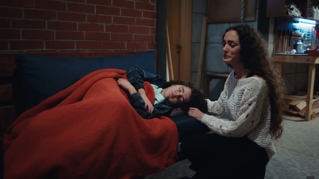 Nana kuca przy łóżku śpiącego Yusufa.