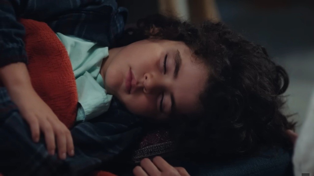 Zbliżenie na twarz śpiącego Yusufa.