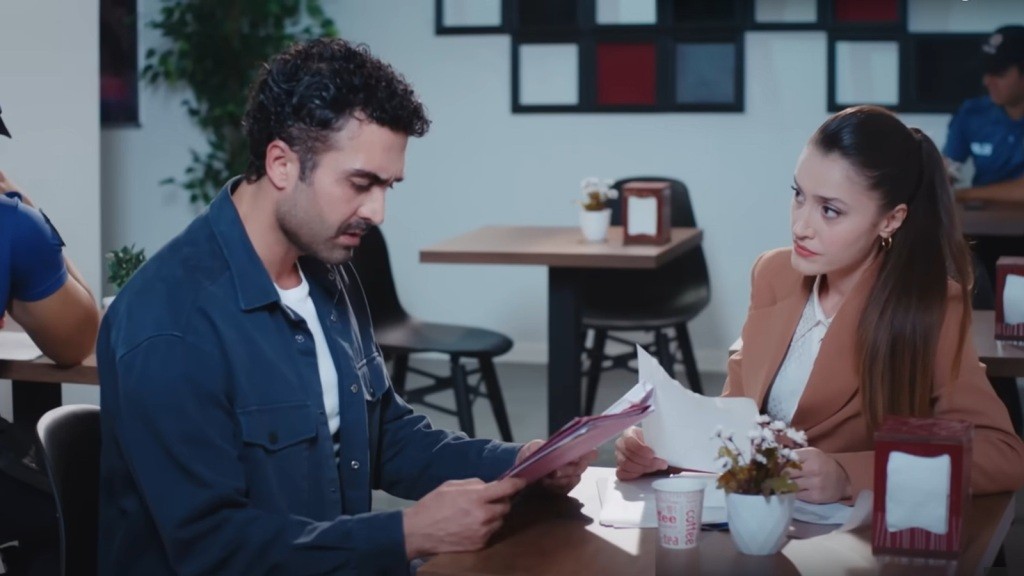 Ferit i prokurator Leyla Kazanci - rozmowa w stołówce. Ferit trzyma w rękach akta, uważnie im się przyglądając.