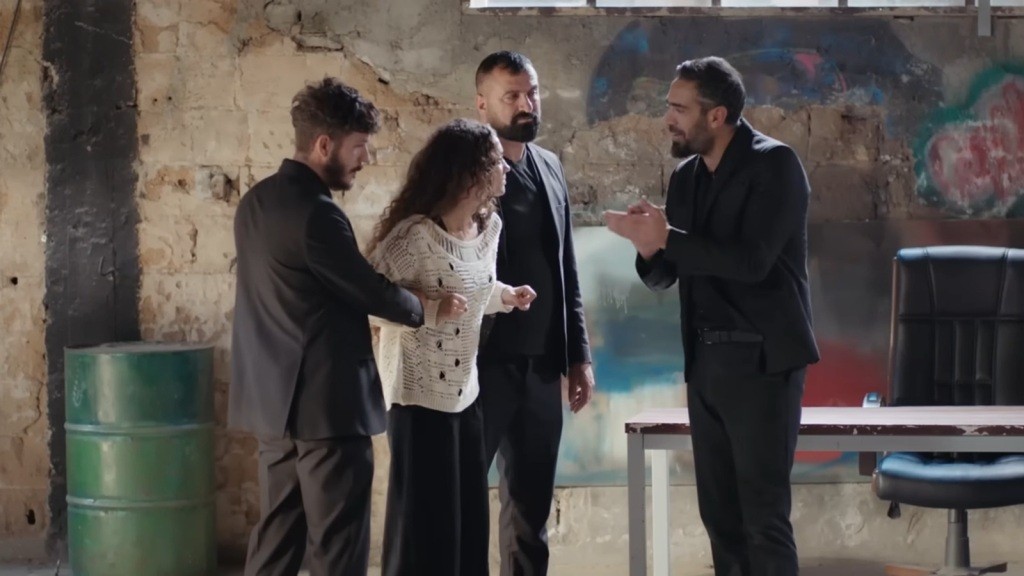 Nana stoi przed Trucizną. Jego ludzie trzymają ją za ramiona.