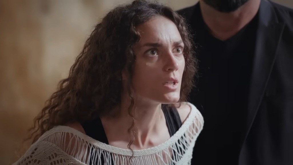 Nana wbija w Truciznę wściekłe spojrzenie.