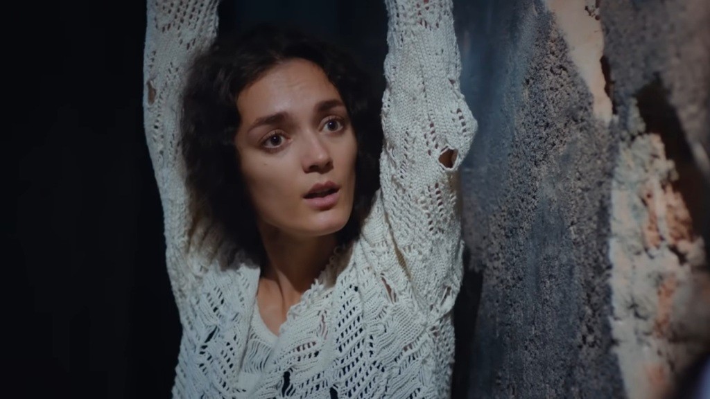 Nana patrzy na Nazli.