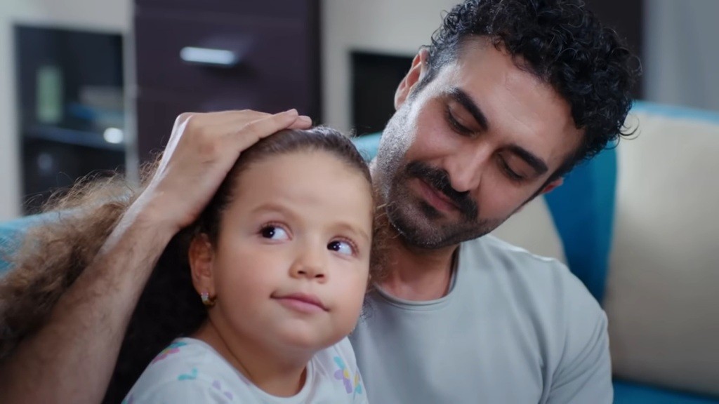 Ferit głaszcze Dogę po włosach.