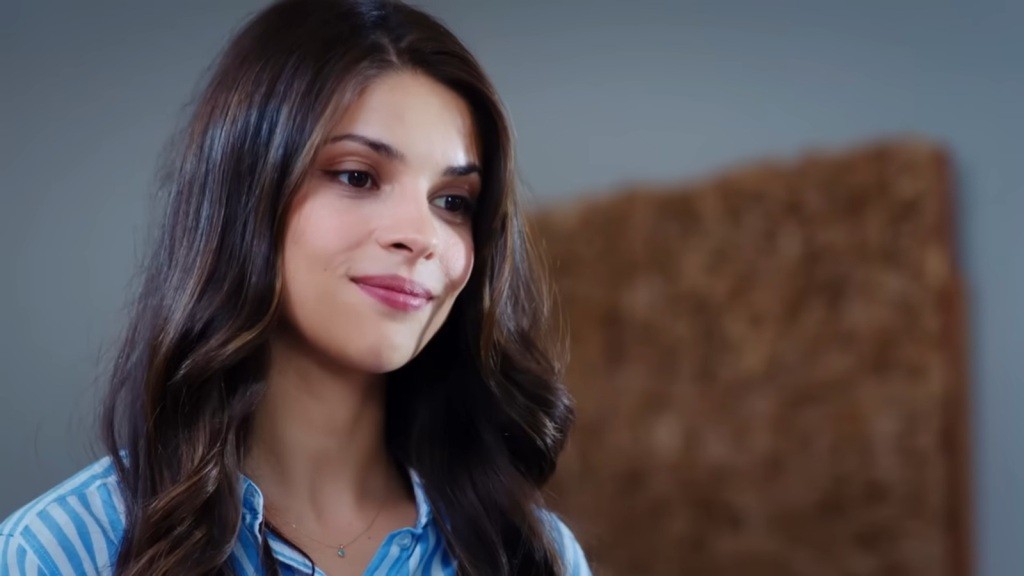 Ayse uśmiecha się łagodnie.