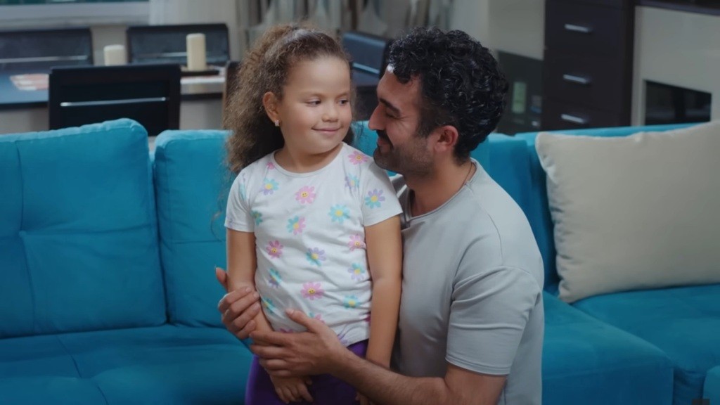 Doga i Ferit śmieją się.