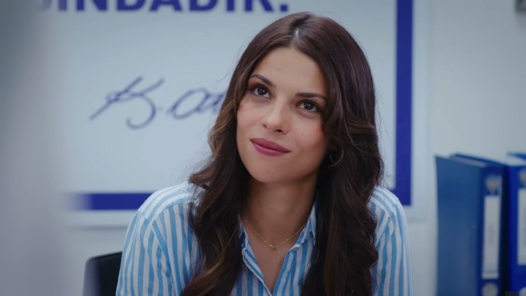 Ayse spogląda z satysfakcją.