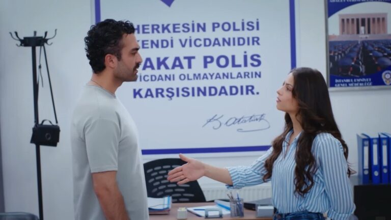 Ayse wyciąga rękę do Ferita.