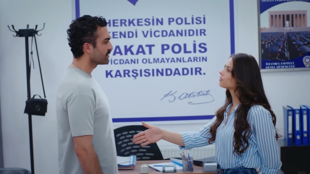 Ayse wyciąga rękę do Ferita.