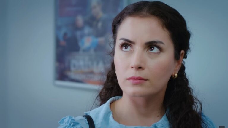 Aynur podnosi wzrok.