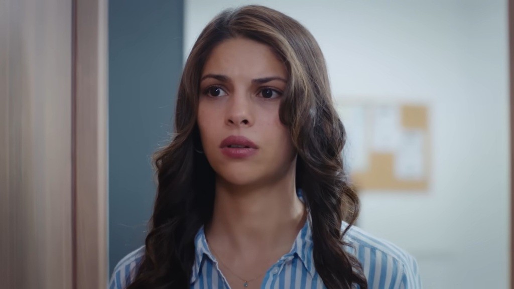 Ayse jest poruszona widokiem Ferita i Leyli.