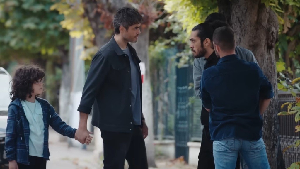 Poyraz trzyma Yusufa za rękę. Patrzy groźnie na Wilka, który jest teraz w jego rękach.