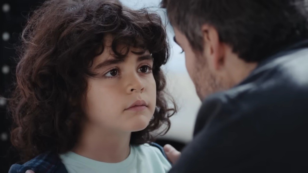 Poyraz pochyla się nad Yusufem.