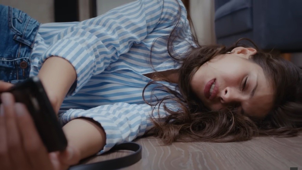 Ayse, bliska utraty przytomności, próbuje wybrać numer do siostry.