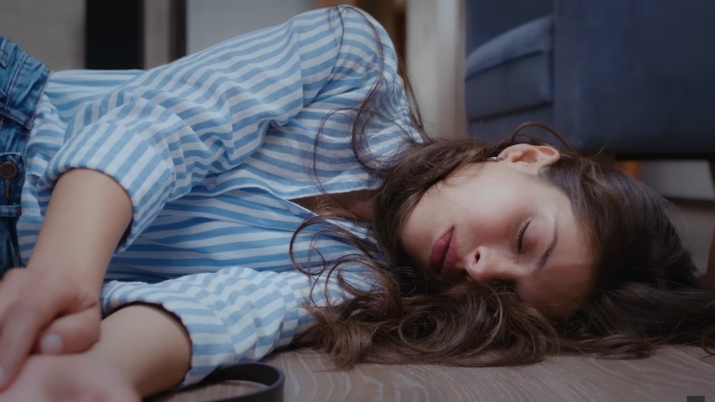 Ayse traci przytomność na podłodze.