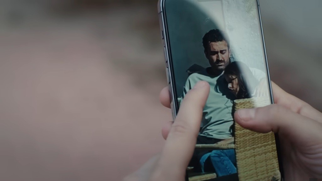 Wyświetlone na ekranie telefonu zdjęcie Ferita i Ayse.