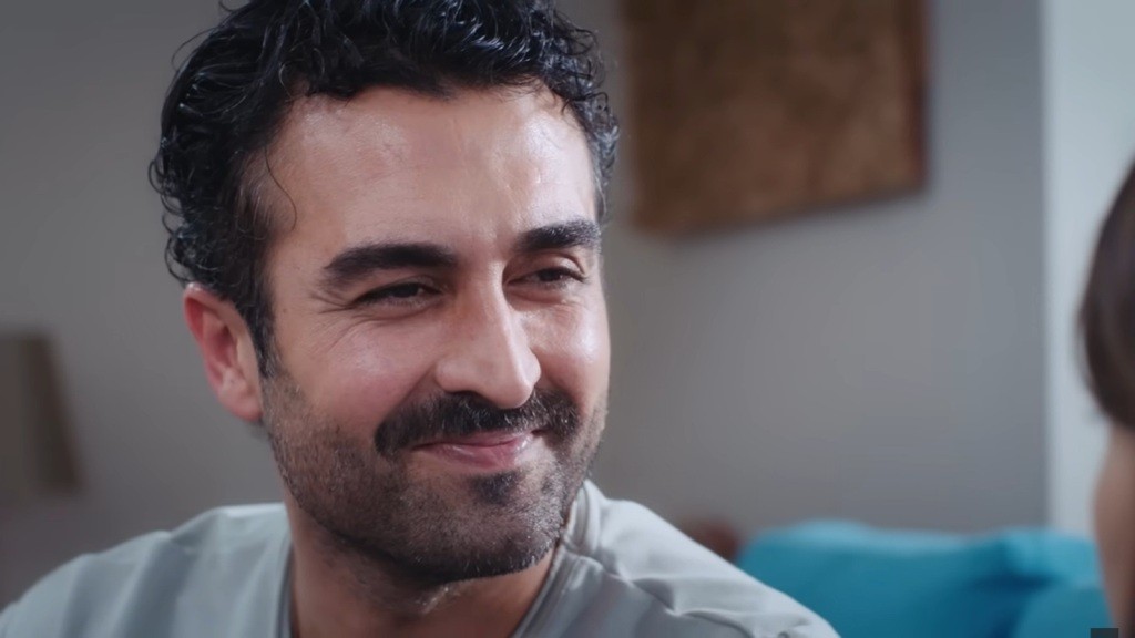 Ferit uśmiecha się podczas rozmowy z Ayse.