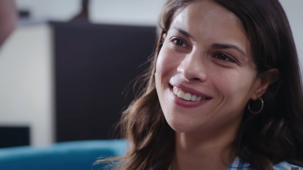 Ayse jest uśmiechnięta.