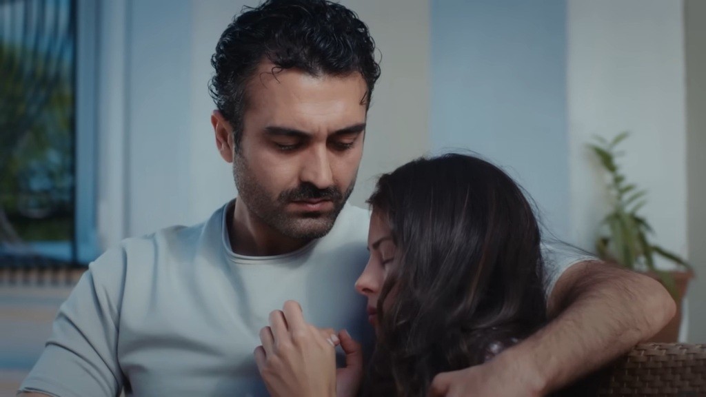 Ferit obejmuje Ayse.