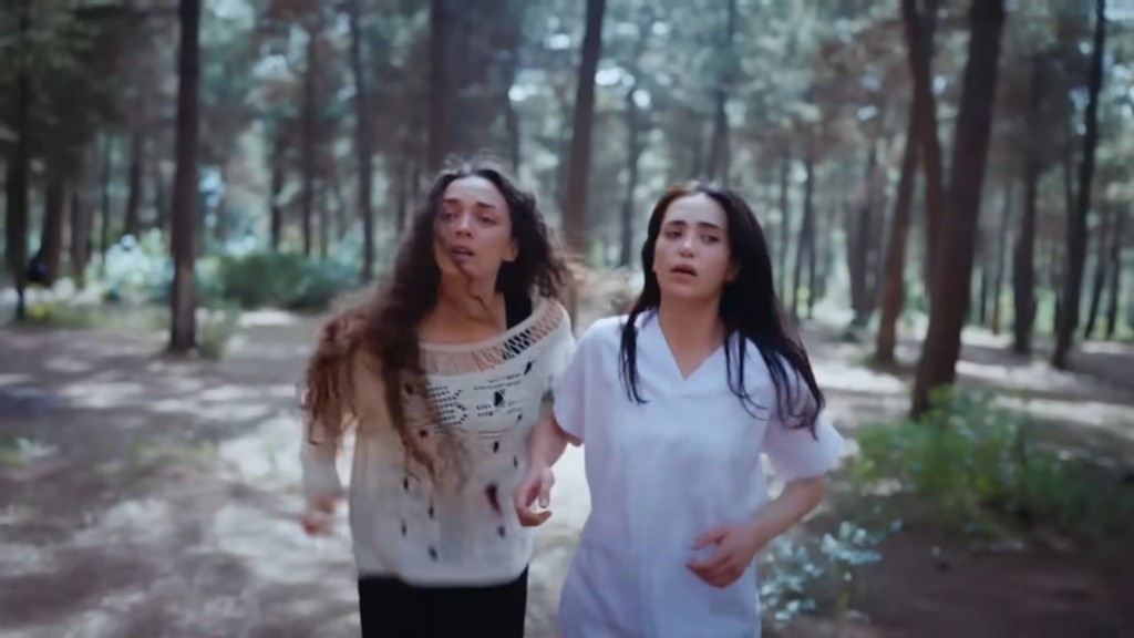 Nana i Leyla uciekają przez las.