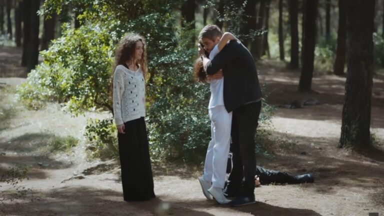 Nazli wiesza się Poyrazowi na szyi. Obok stoi Nana.