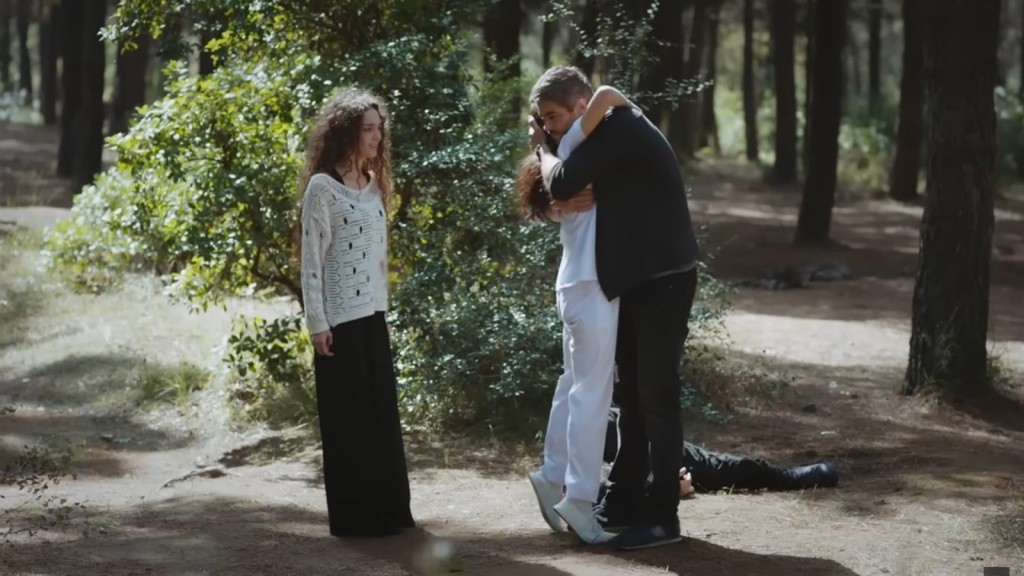 Nazli wiesza się Poyrazowi na szyi. Obok stoi Nana.