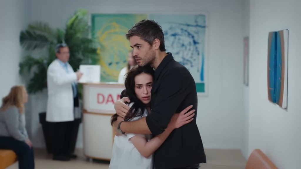 Poyraz przytula siostrę na szpitalnym korytarzu.