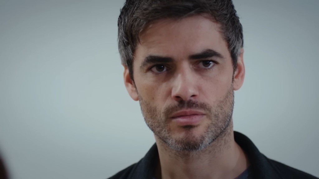 Poyraz spogląda poważnie.