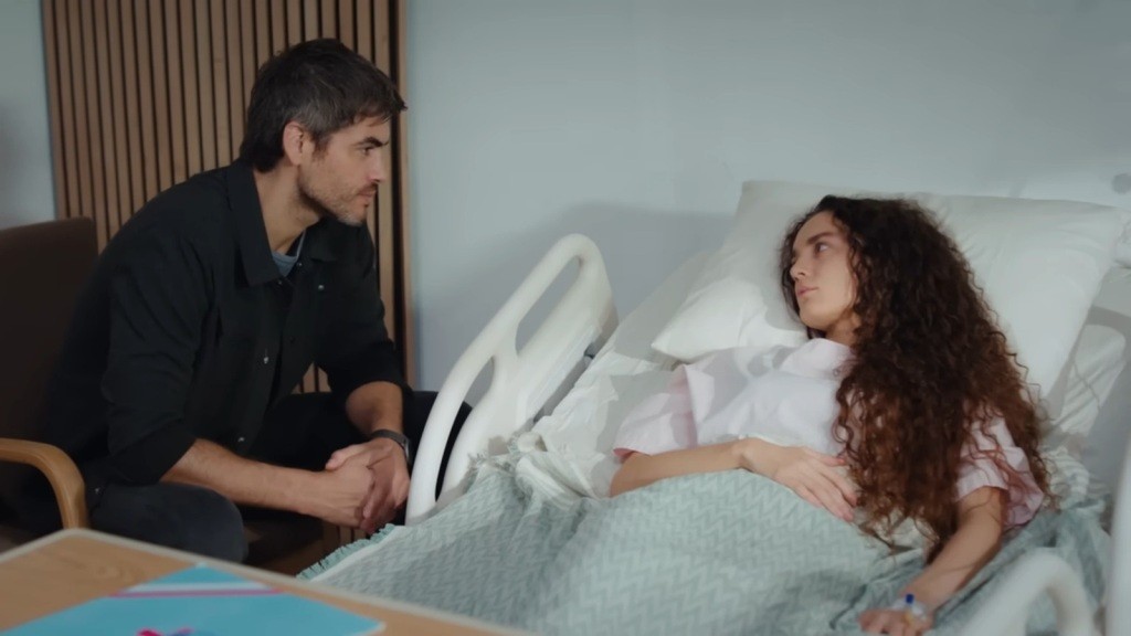 Poyraz siedzi przy łóżku Nany.