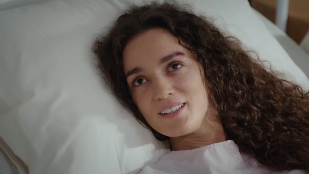 Nana uśmiecha się podczas rozmowy z Poyrazem.