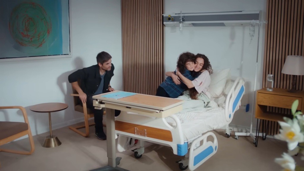 Nana przytula Yusufa. Poyraz podnosi się z krzesła.