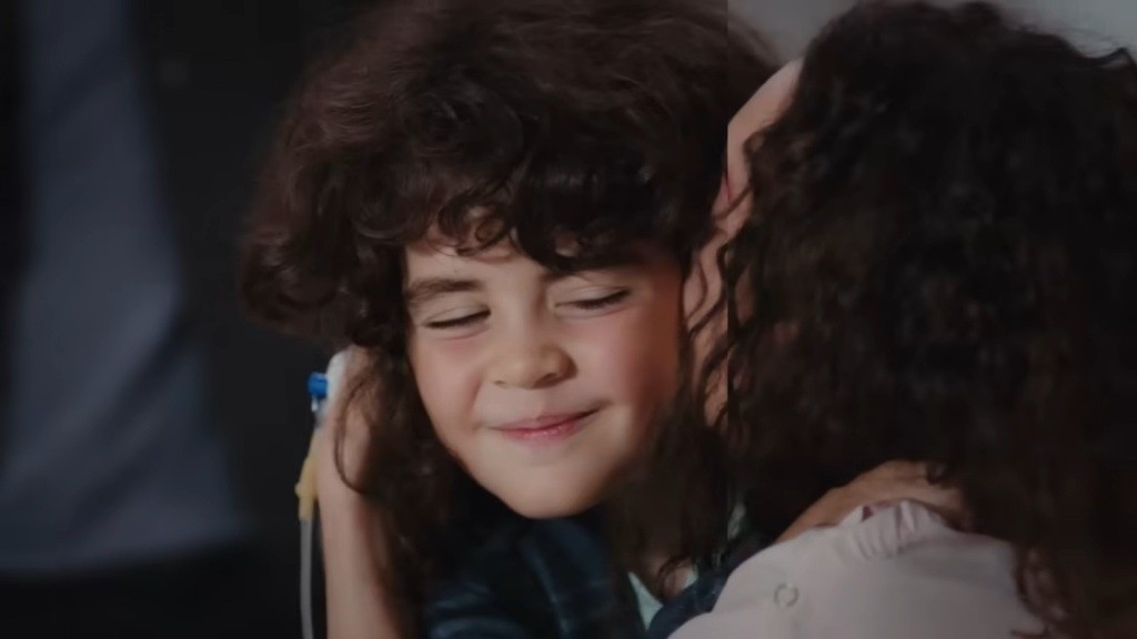 Nana całuje Yusufa.