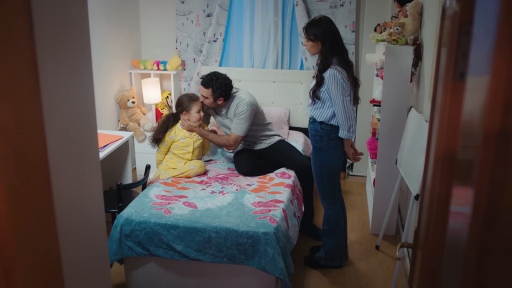 Ferit całuje Dogę na dobranoc. Obok stoi Ayse.