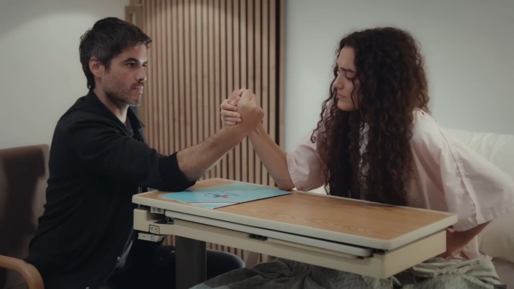 Poyraz i Nana z zapałem rywalizują w siłowaniu się na rękę.