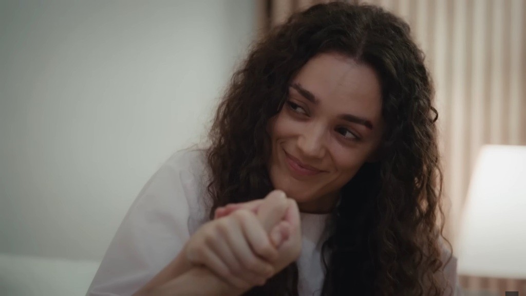 Nana z determinacją przechyla rękę Poyraza, zyskując przewagę w ich rywalizacji.