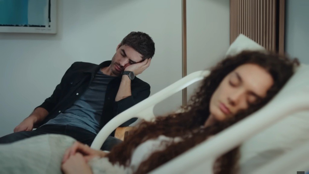 Poyraz i Nana zasypiają w sali szpitalnej.