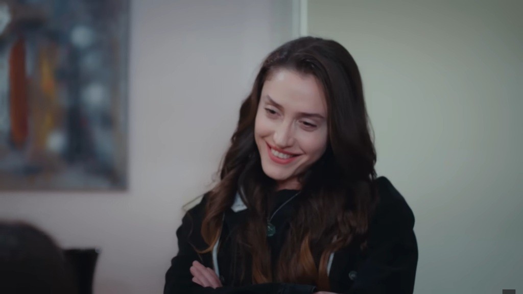 Leyla uśmiecha się.