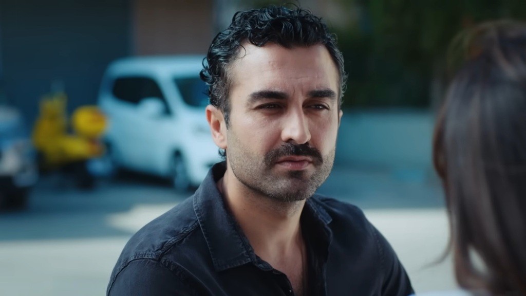 Ferit podczas rozmowy z Ayse na zewnątrz.