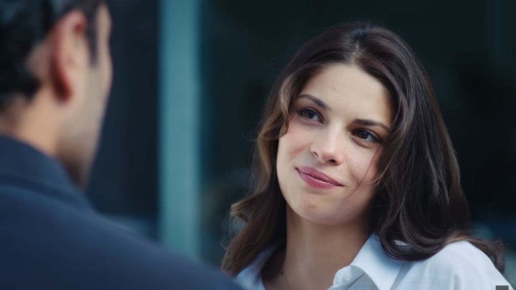 Ayse uśmiecha się, wpatrzona w Ferita.