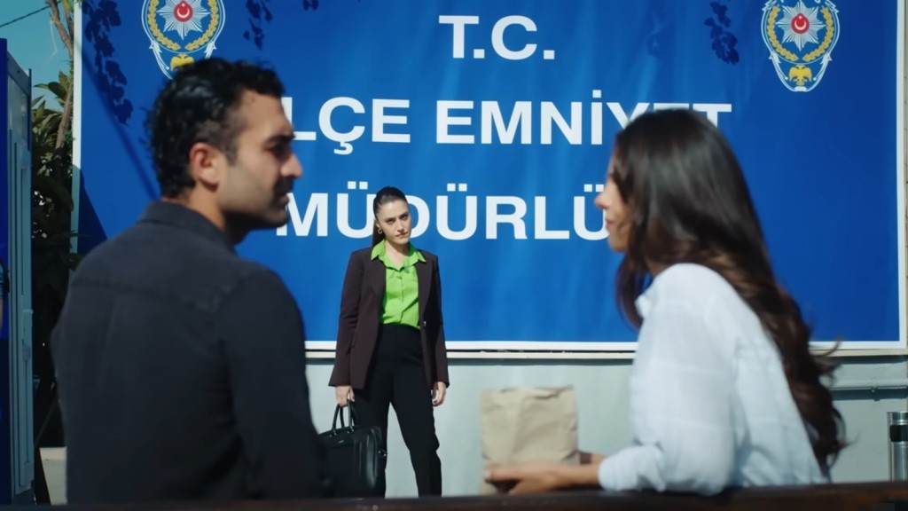 Derya z gniewem w oczach wpatruje się w Ayşe, która siedzi naprzeciwko Ferita.