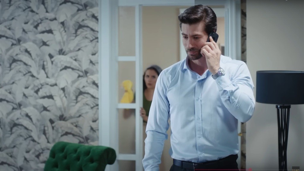 Aynur podsłuchuje rozmowę telefoniczną prokuratora.