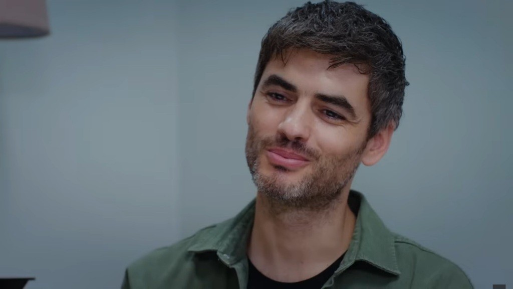 Poyraza uśmiecha się.